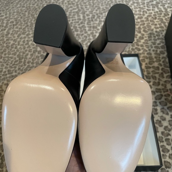 Gucci Black Scalloped Leather Willow Pearl Embellished Heel Pumps - Picture 7 of 10